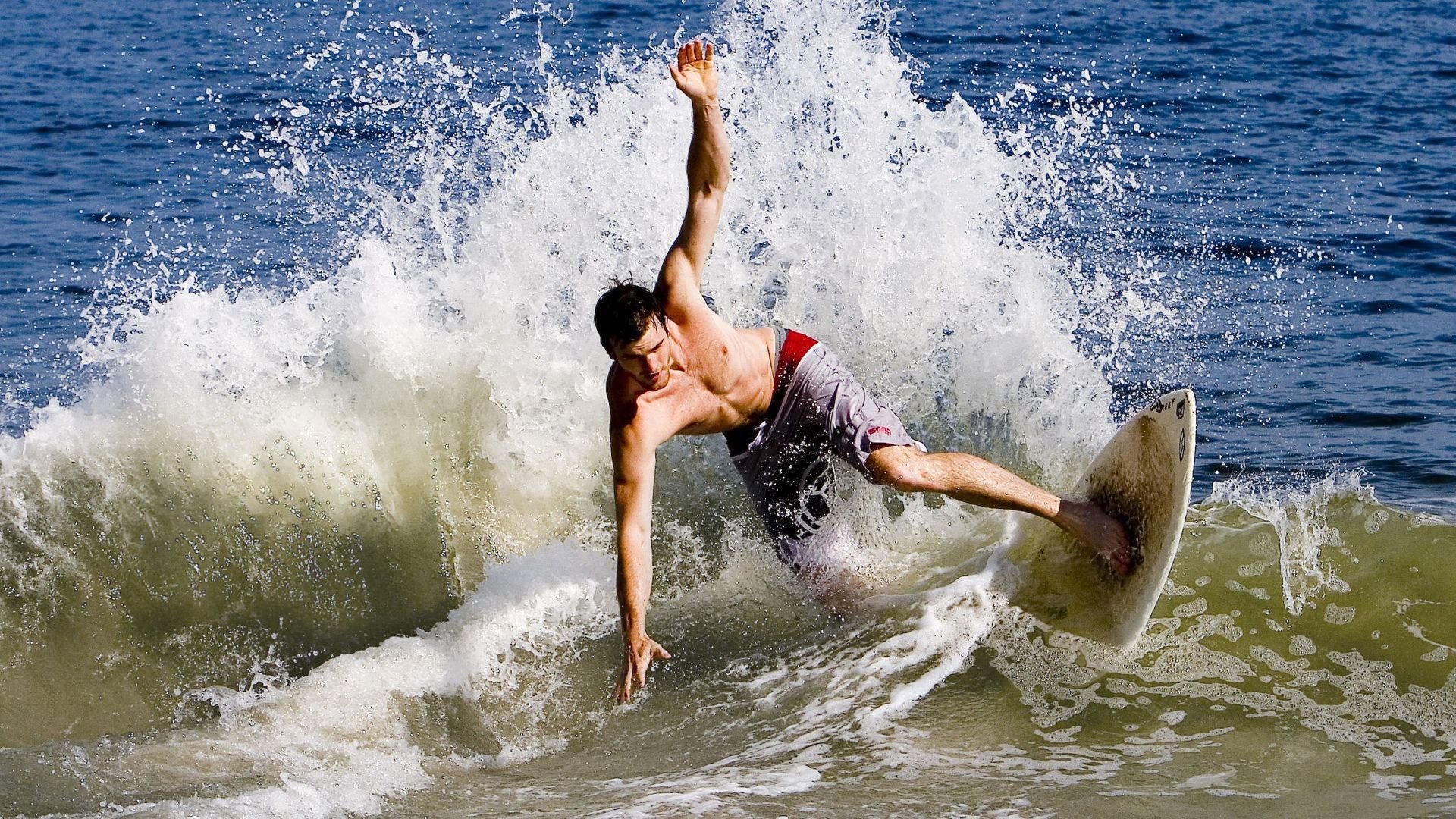 尼日利亚血拼阿尔及利亚，卡塞米罗在F1街道赛接管比赛，一场跨越维度的统治启示录
